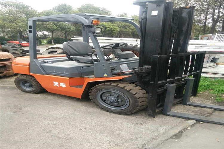 當(dāng)叉架上荷載過(guò)重會(huì)引起車(chē)尾翹起，此時(shí)讓人員站在濟(jì)寧合力叉車(chē)一端利用體重充當(dāng)平衡配重，結(jié)果在提升貨品時(shí)車(chē)尾突然上翹致使人員跌傷